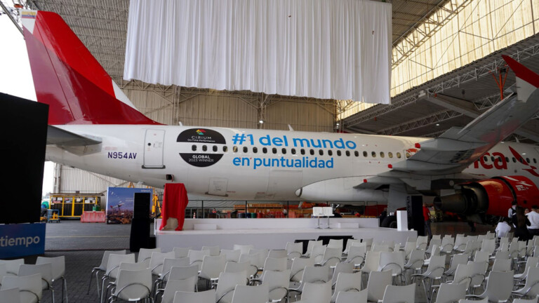 Avianca unveiled an Airbus A320 aircraft with a livery commemorating this achievement during the ceremony.