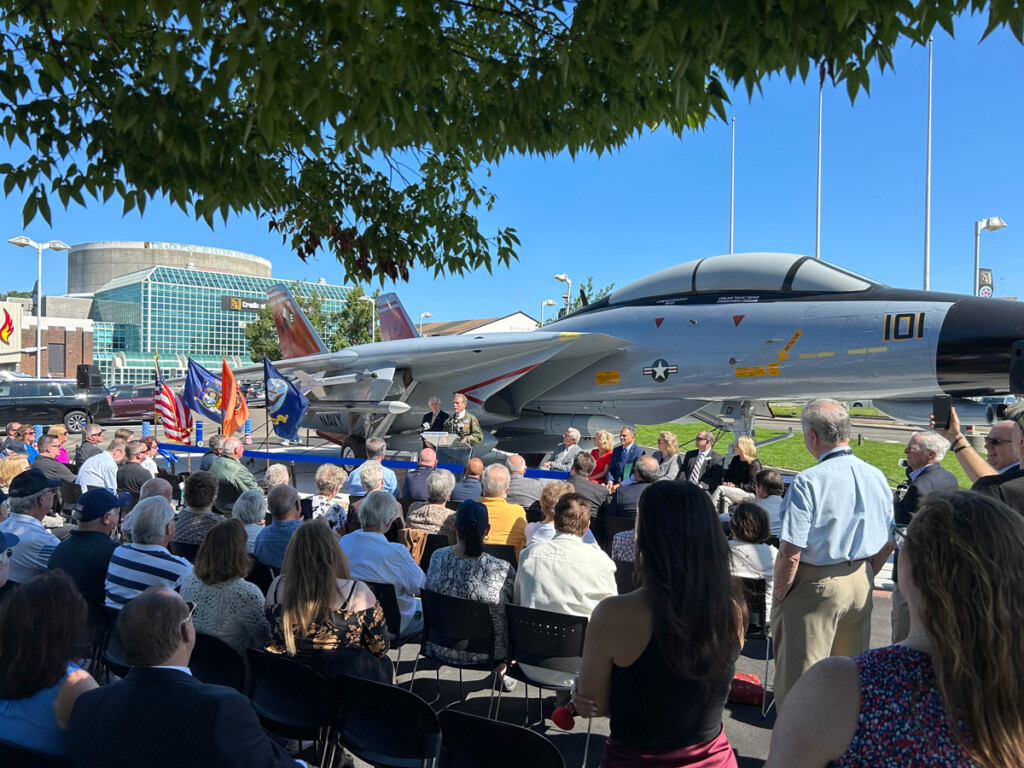 F-14D Tomcat ‘Felix 101’ Comes Home New York Airport Capt. Hoot Gibson speaks to the crowd Metropolitan Airport News