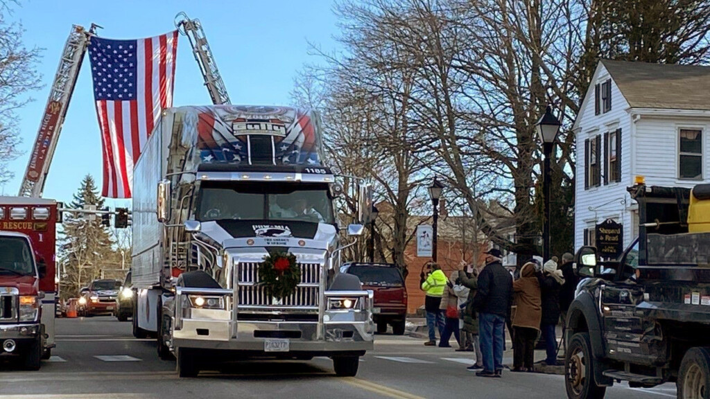 DEC WEB32 WREATHS IN TRNSIST TO ARLINGTON CEMETERY VIA MOTORCADE Metropolitan Airport News