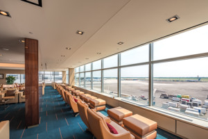 Emirates Welcomes Passengers to Its Newly Refurbed Lounge at JFK Airport New York Airport EMIRATES 2018 0806 115534 9006 JCM HDR 1 Metropolitan Airport News