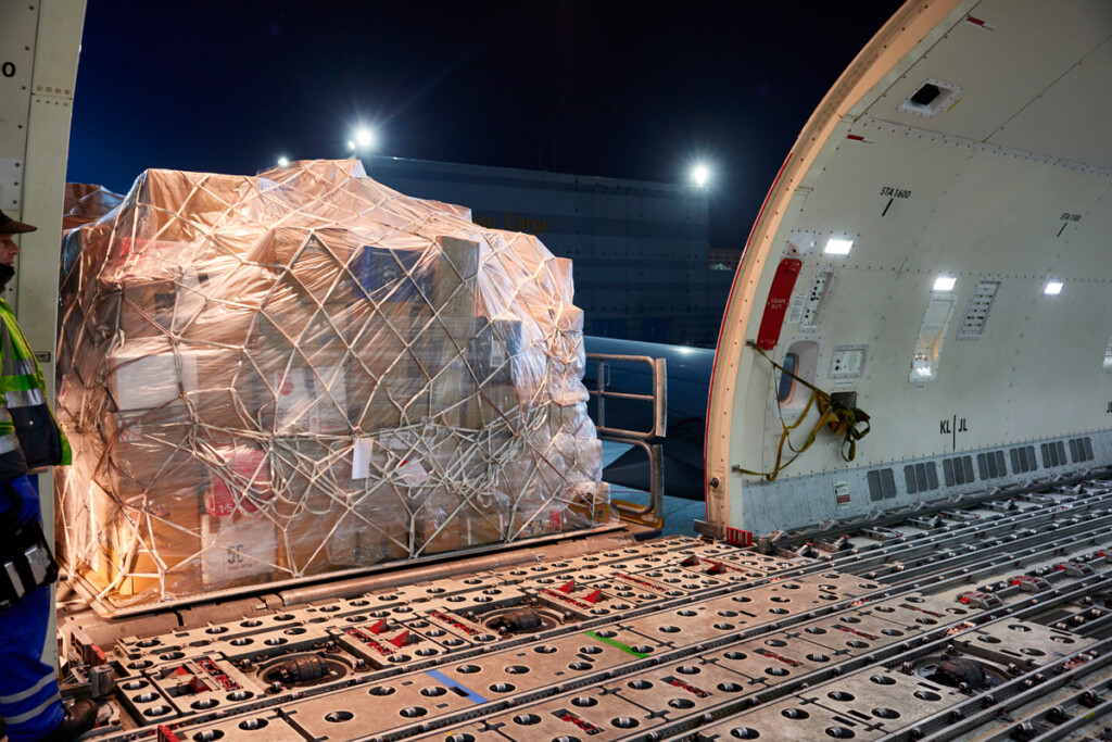 Hilfsguter werden verladen2 Metropolitan Airport News