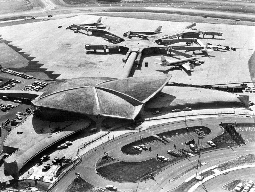 An Aviation Chronicle New York Airport Idlewild-Kennedy Airport TWA Terminal, aerial view, four aircraft parked at Jetway c.1965. (National Archives)