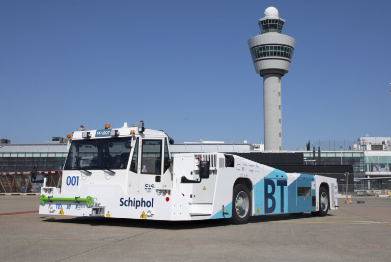 Taxibot Makes Debut at Schiphol Airport JUNE WEB4 TAXI BOT DOING ITS JOB AT SCHIPHOL AIRPORT Metropolitan Airport News