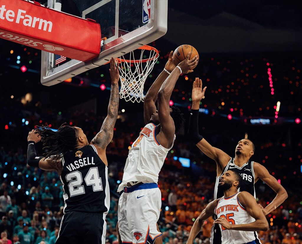Knicks Fever Takes Flight New York Airport Knicks Spurs Metropolitan Airport News