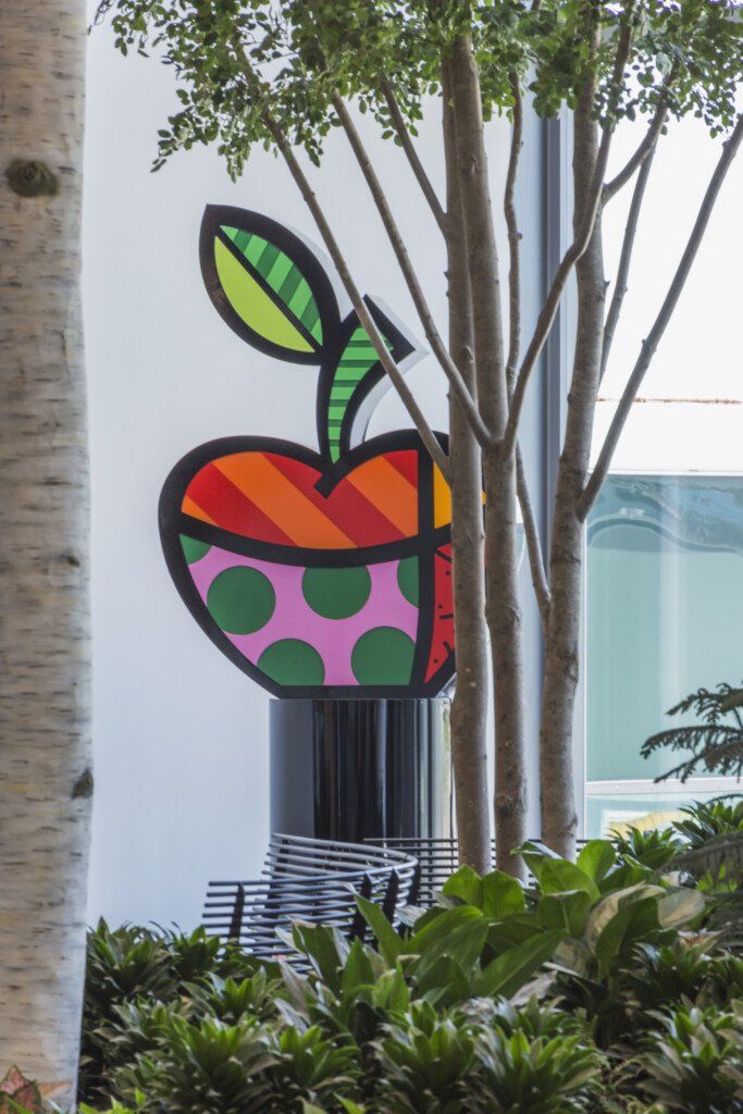 LaGuardia Gateway Partners to Open First Seven Gates of Western Concourse in Brand New Terminal B New York Airport LGATerminalBBigAppleSculpture Metropolitan Airport News
