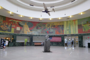 Marine-Air-Terminal-Interior,-La-Guardia-bust-and-mural-section New York Airport Marine Air Terminal Interior La Guardia bust and mural section Metropolitan Airport News