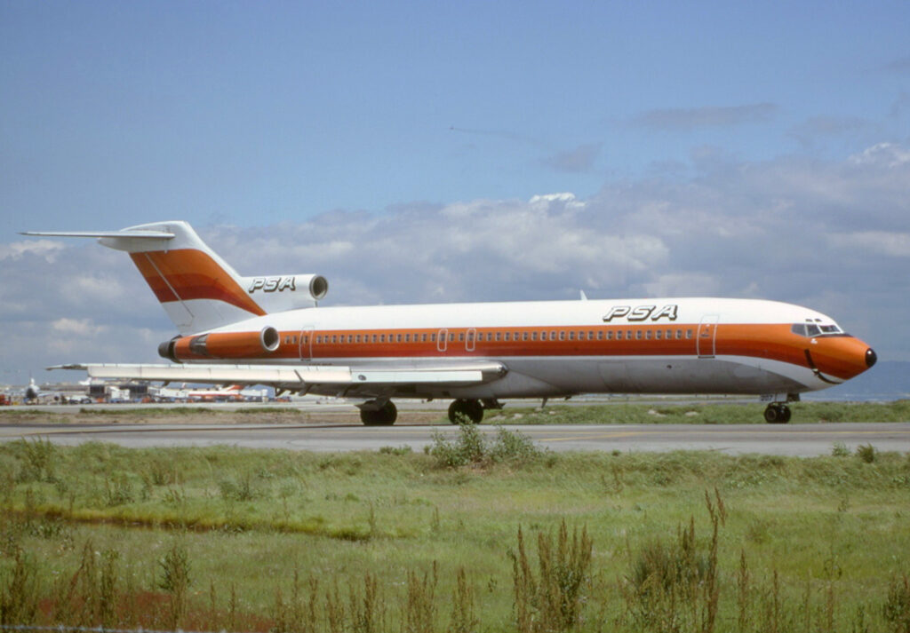 Pacific Southwest Airlines: Smiling Success in California New York Airport PSA Boeing 727