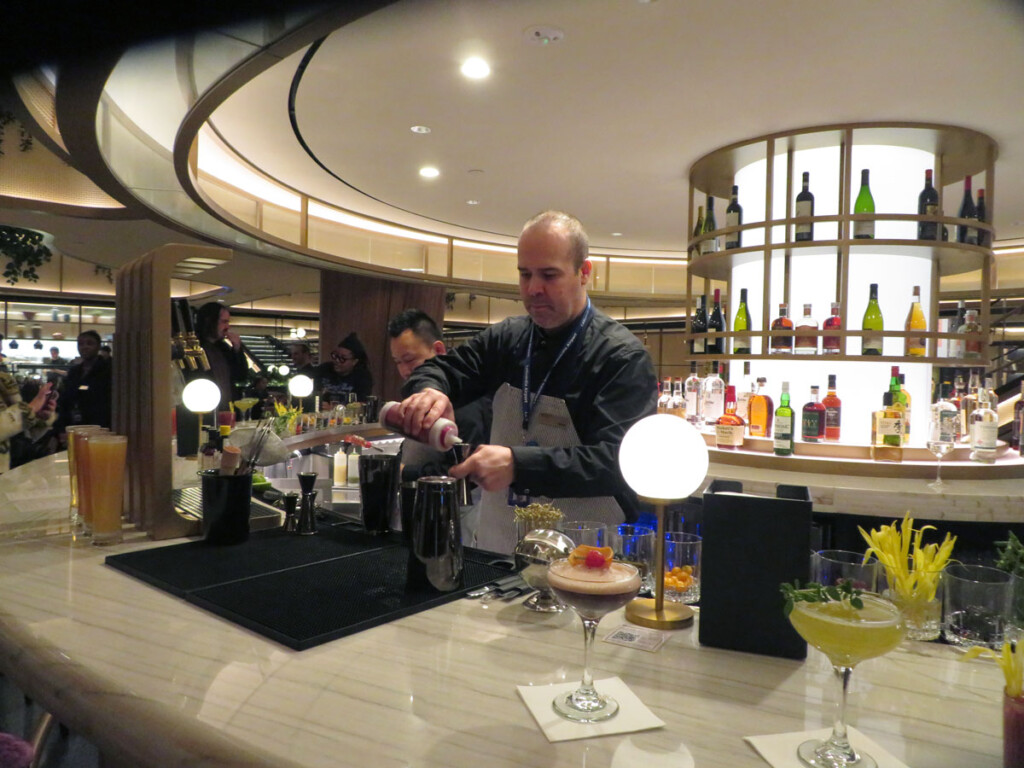 Signature Cocktails at the Chase Sapphire Lounge Bar Metropolitan Airport News