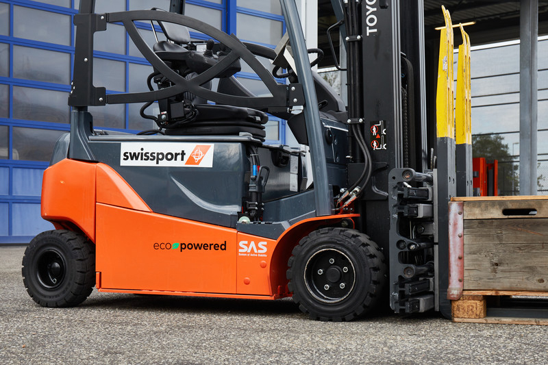 Swissport Sets Target for Minimum Share of 50% of Electric Vehicles In Its Global Fleet By 2025 New York Airport Swissport ecopowered forklift
