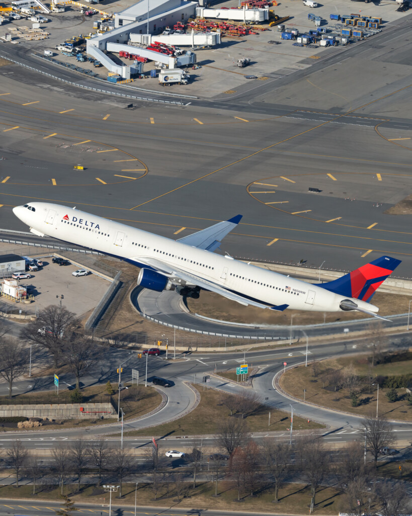Vincenzo Pace Delta Air Lines Airbus A330 323 N806NW 3 Metropolitan Airport News