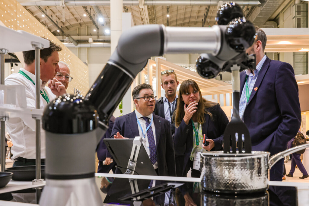 dnata introduces ground-breaking cooking robot at World Travel Catering & Onboard Services Expo (WTCE)