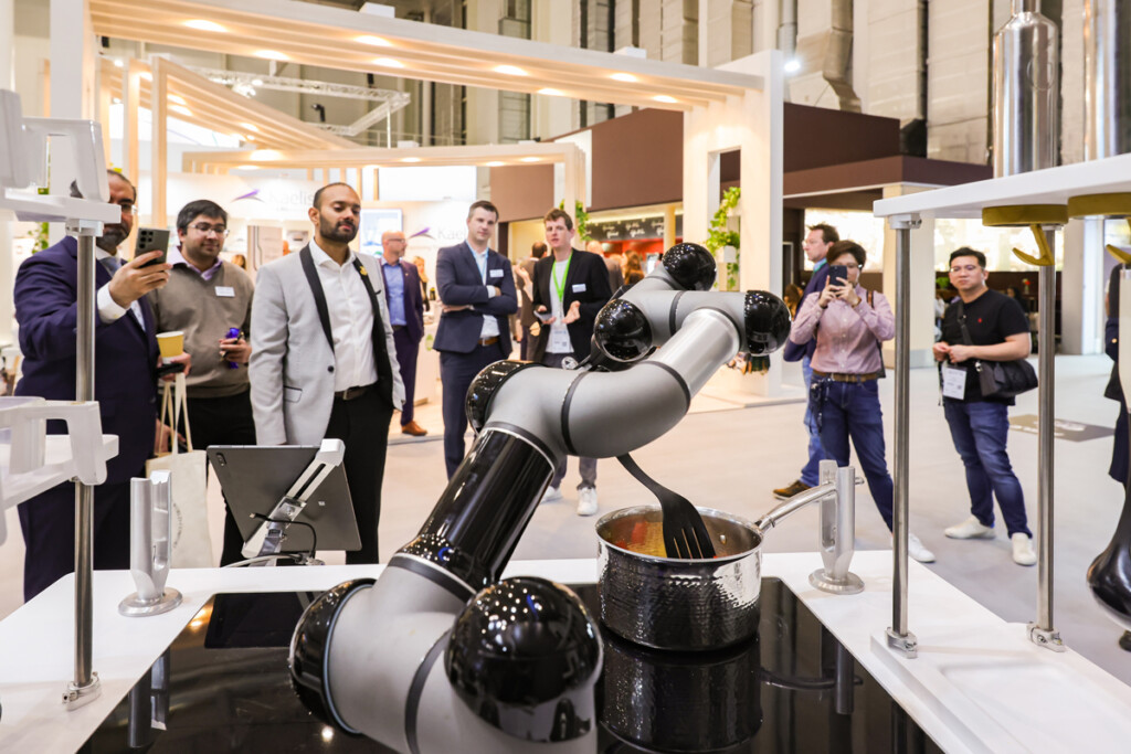 dnata introduces ground-breaking cooking robot at World Travel Catering & Onboard Services Expo (WTCE)