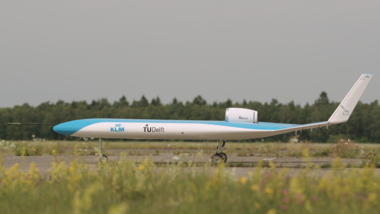 flying v 1 Metropolitan Airport News
